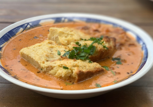 Eierschwammerlgulasch mit gebackener Semmelschnitte