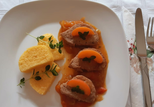 Schweinefilet auf Marillensauce mit Polentarolle