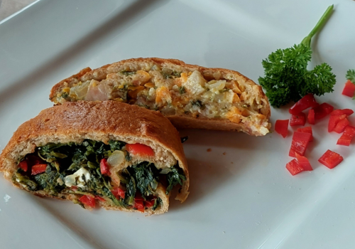 Dinkel-Erdäpfel-Germteigstrudel mit zweierlei Fülle