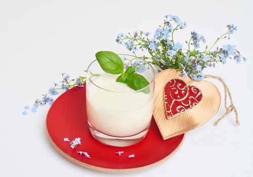 Spargel-Smoothie mit pikantem Blätterteigstangerl