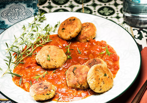 Falafel mit würziger Paradeisersoße
