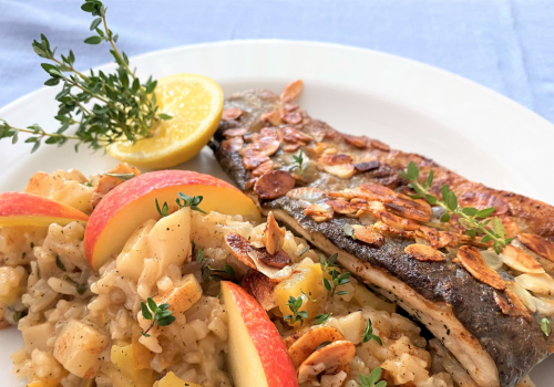 Apfel-Sellerie-Risotto mit gebratenem Mandel-Saibling