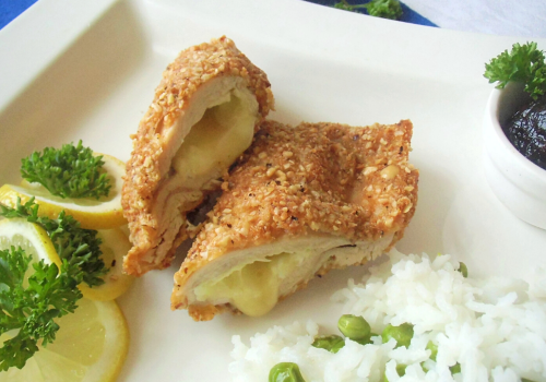 Hendl mit Camembert und Nusspanade