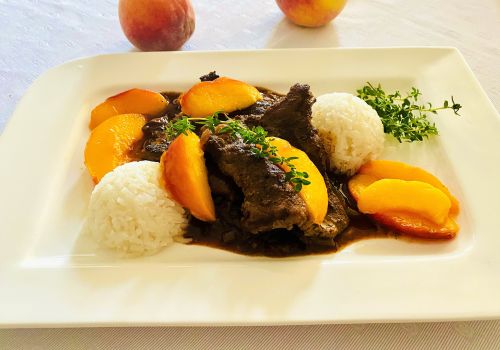 Zimt-Rindschnitzel mit karamellisierten Pfirsichen