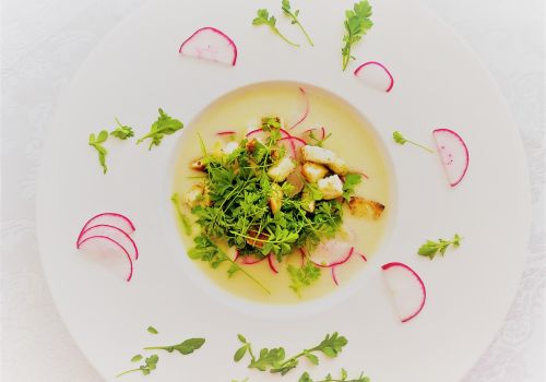 Kohlrabisuppe mit Radieschen und Kresse