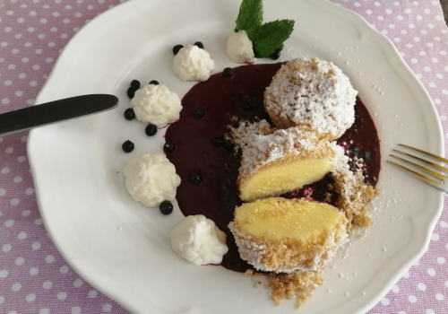 Topfenknödel auf Schwarzbeerspiegel