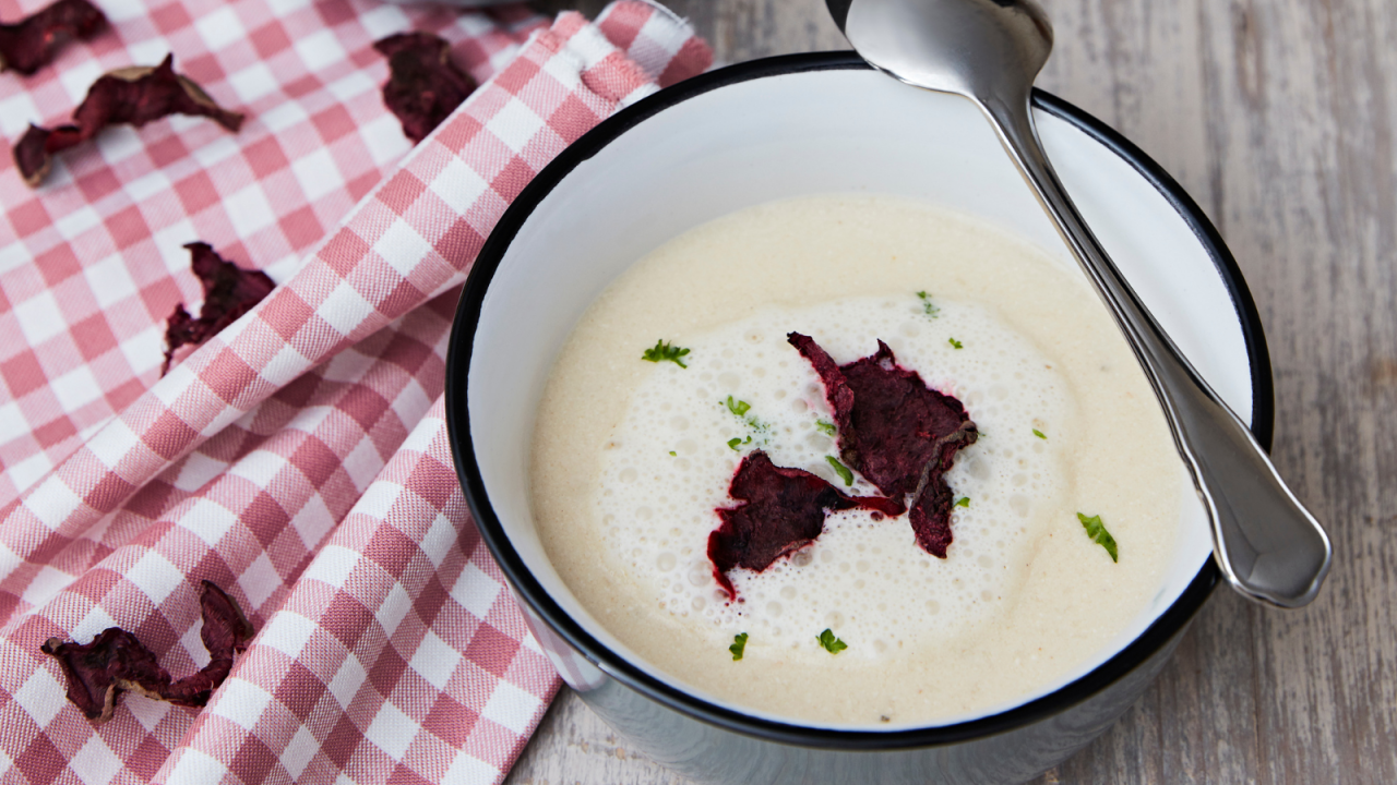 Krenschaumsuppe mit Rote Rüben-Chips