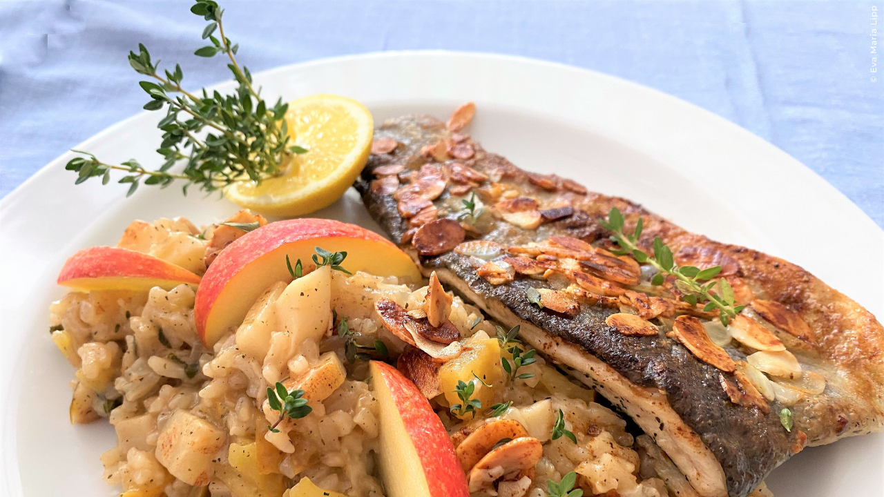 Apfel-Sellerie-Risotto mit gebratenem Mandel-Saibling