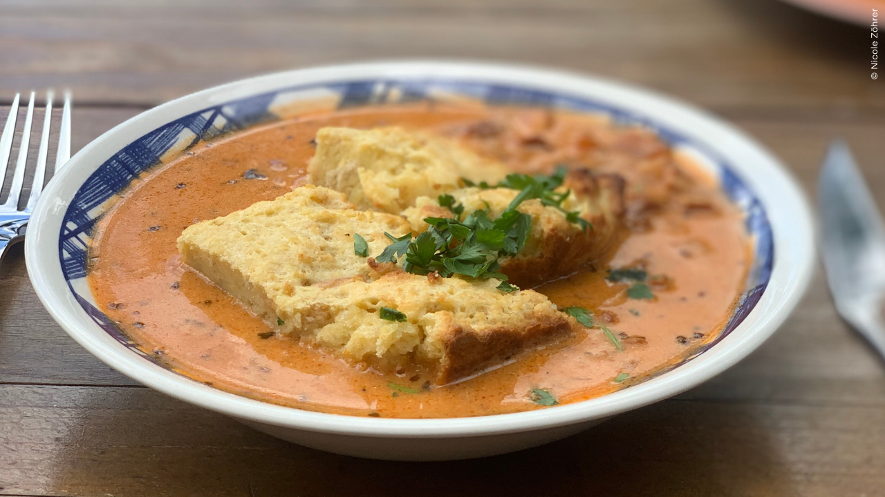 Eierschwammerlgulasch mit gebackener Semmelschnitte