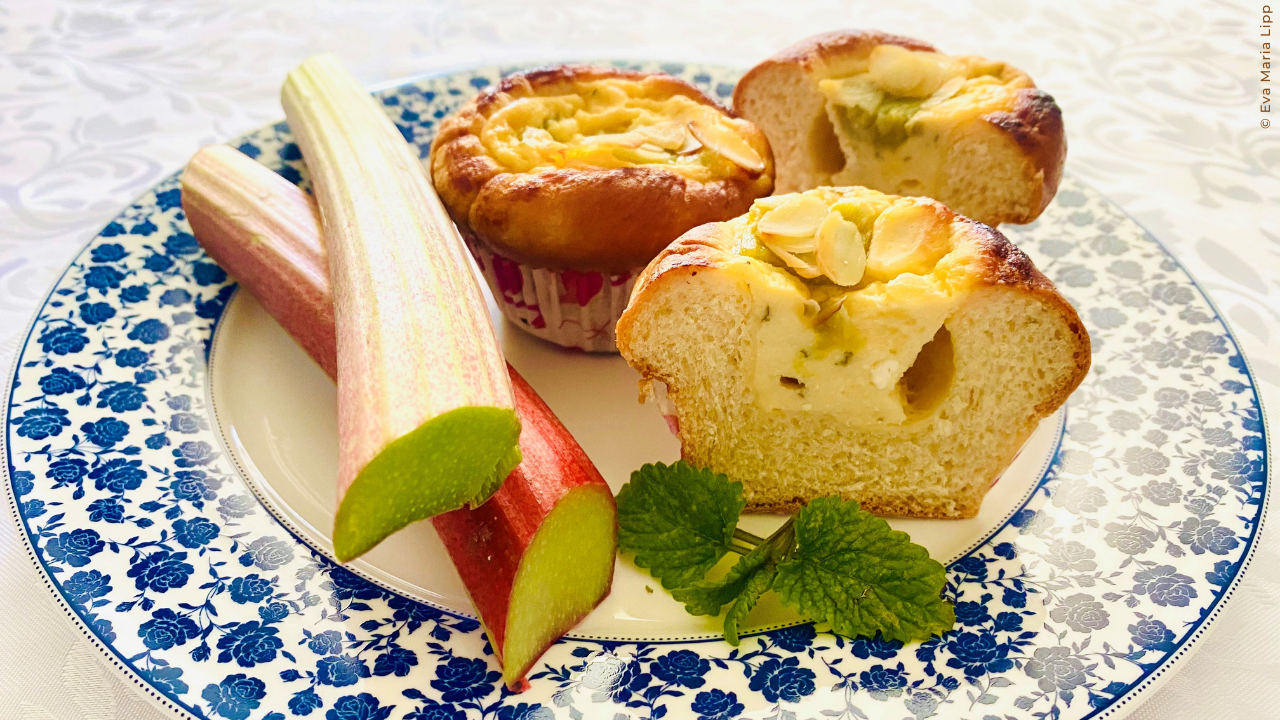 Germmuffins mit Rhabarber-Melissenfülle
