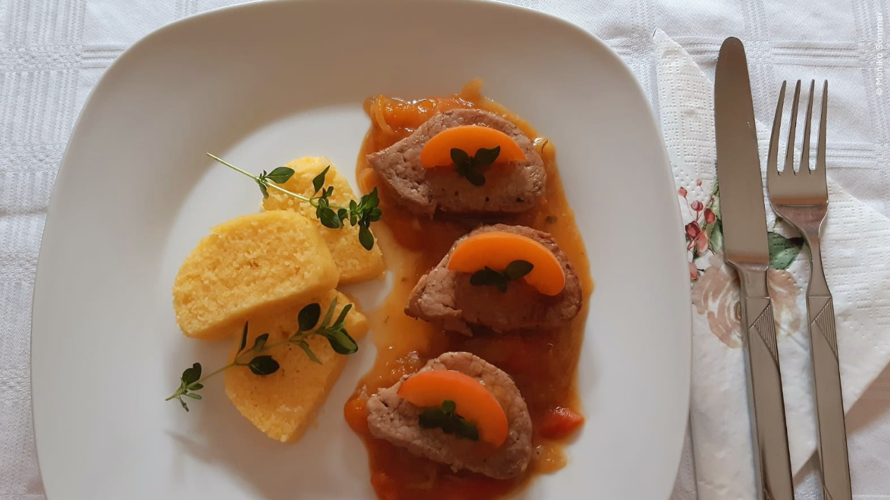 Schweinefilet auf Marillensauce mit Polentarolle