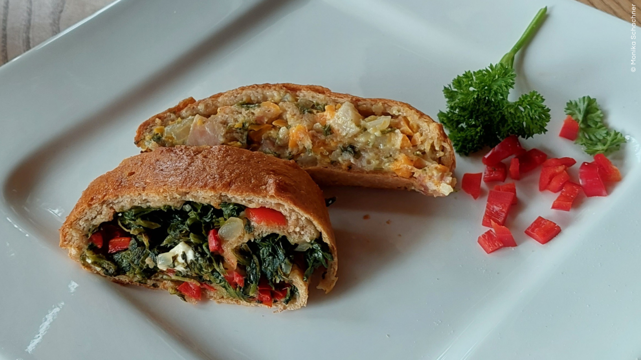 Dinkel-Erdäpfel-Germteigstrudel mit zweierlei Fülle