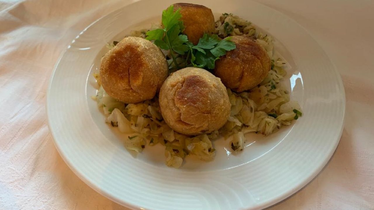 Rindsbällchen in Erdäpfelkruste mit Frühkraut
