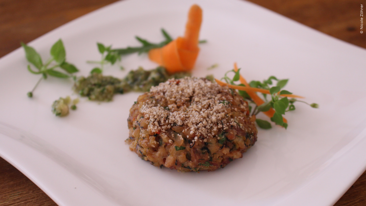 Getreidelaibchen mit Haselnuss-Spinat-Pesto