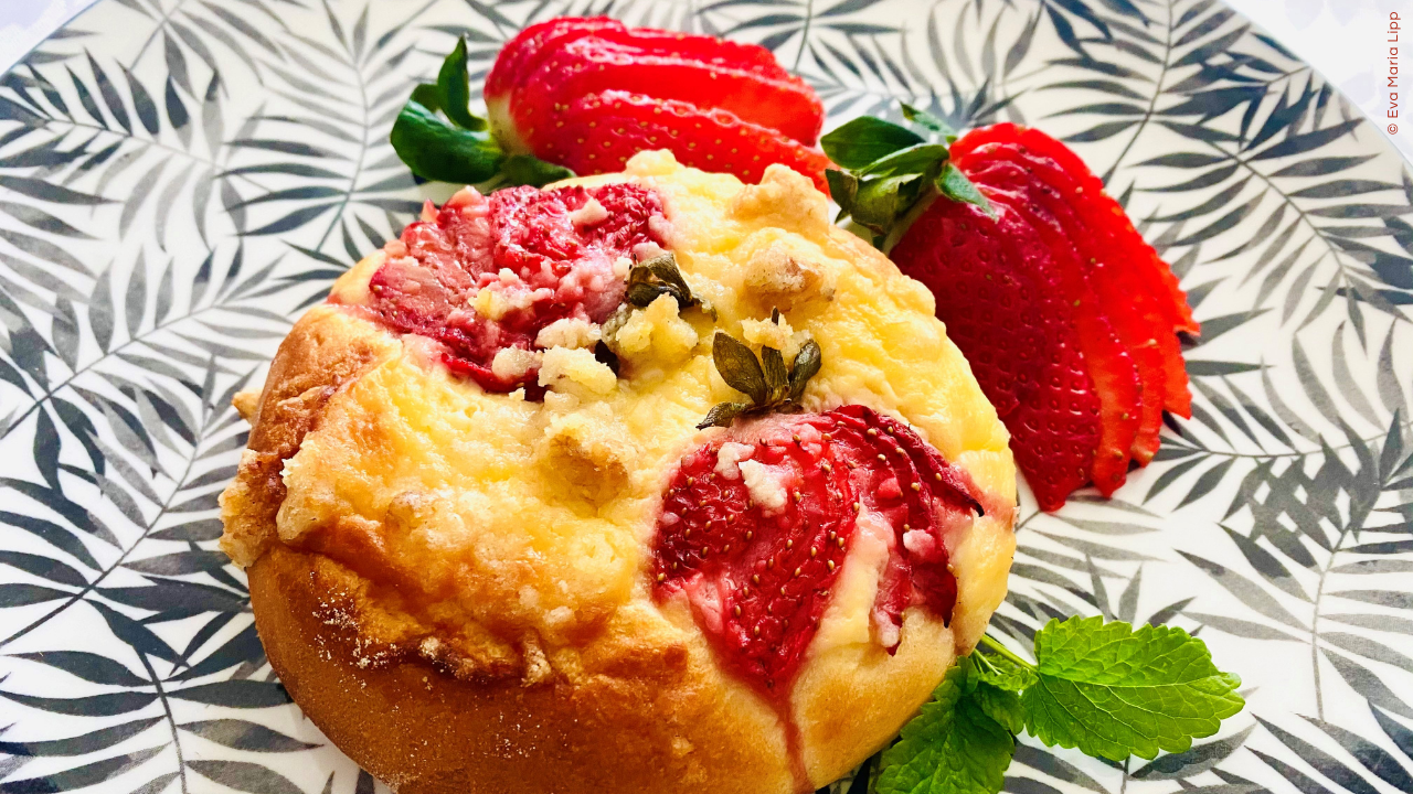 Erdbeer-Tartelettes mit Walnussstreuseln