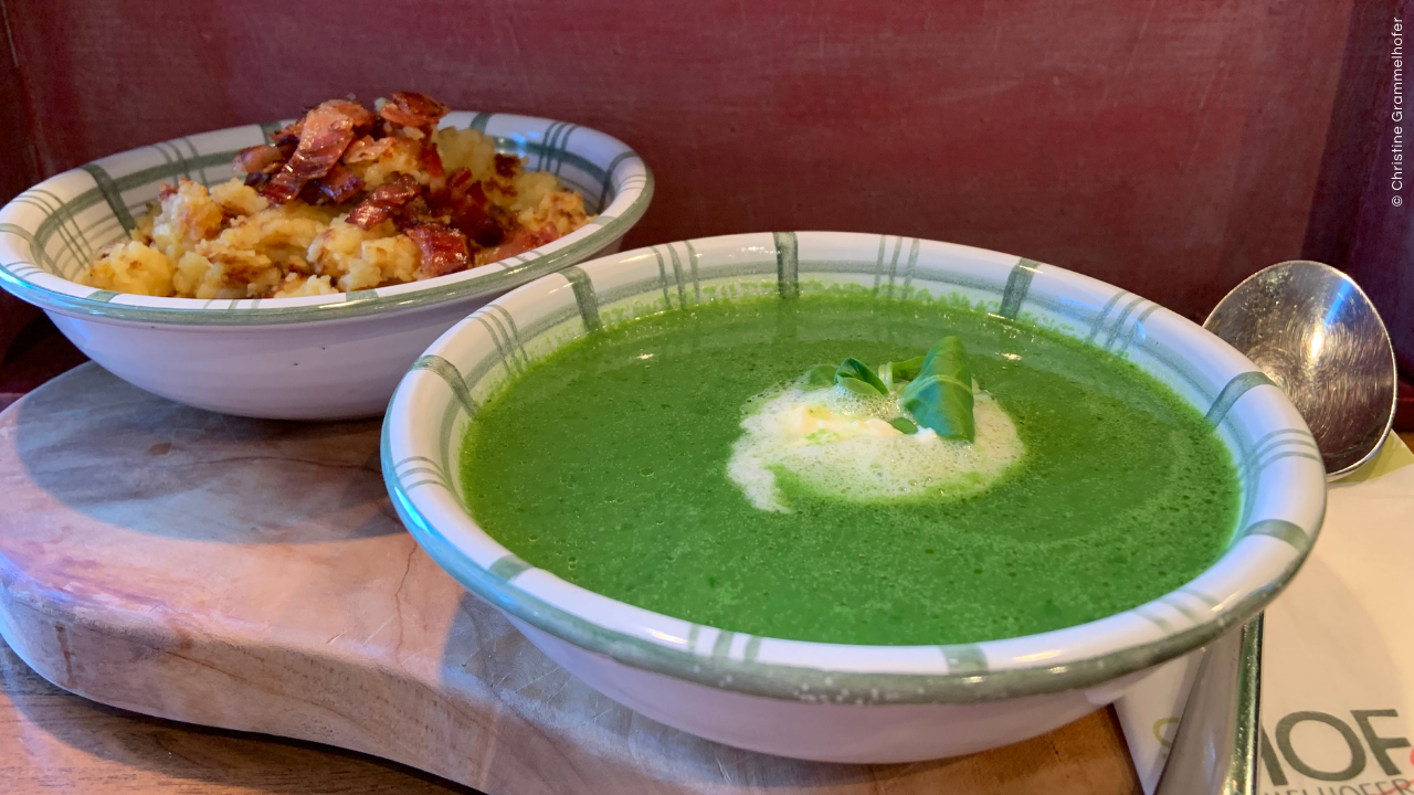 Vogerlsalatsuppe mit Erdäfpfelsterz