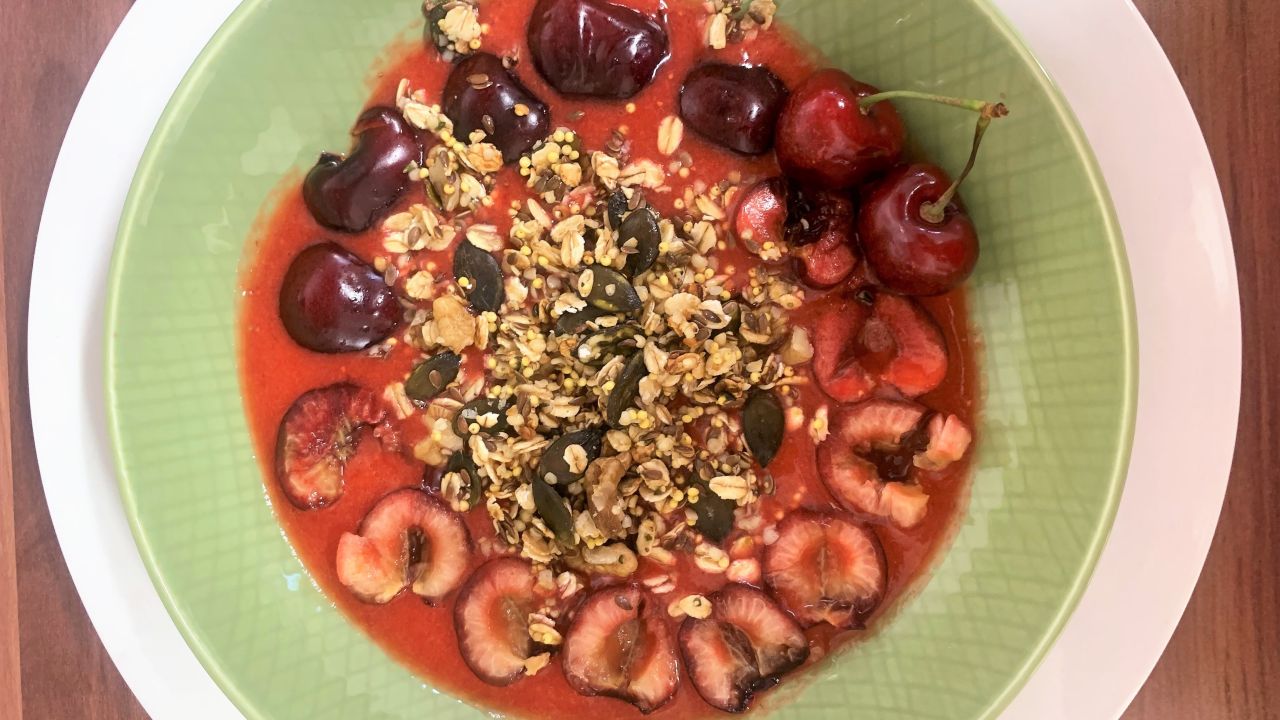Beeren-Bowl mit Granola