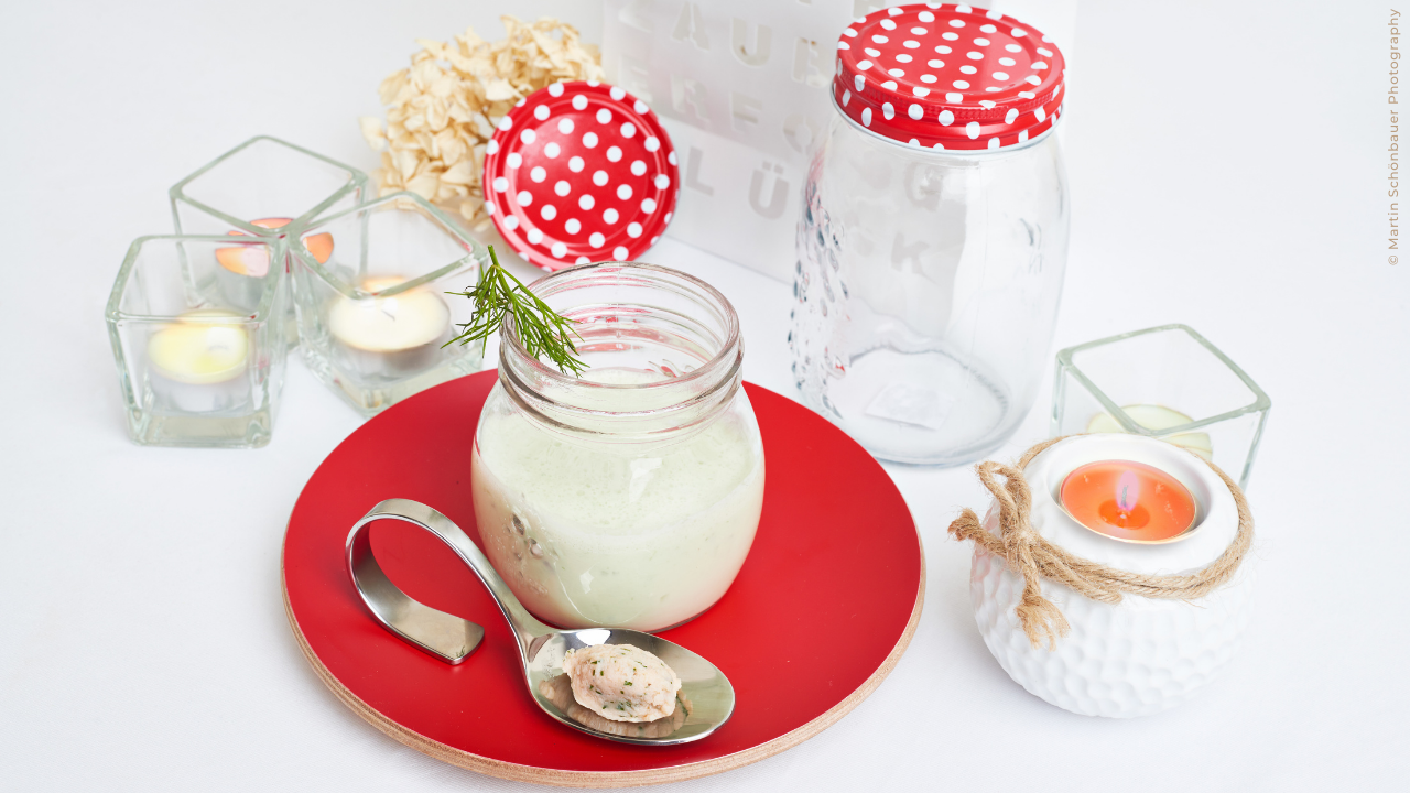 Kalte Gurkensuppe mit Dillnockerln