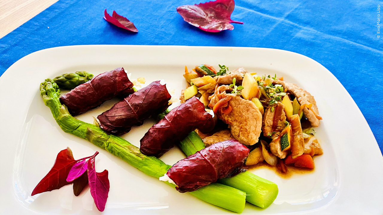 Rote Melde-Reispäckchen mit Schweinefiletwok